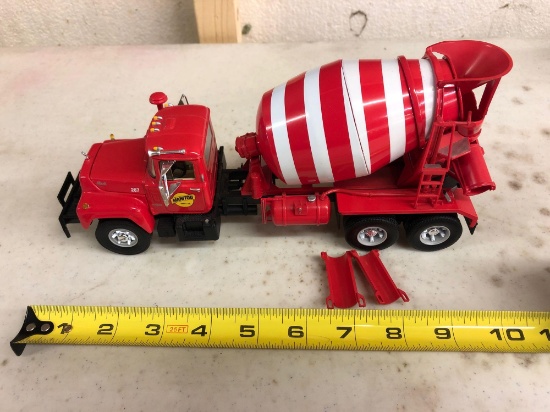 First gear highly detailed diecast cement mixer