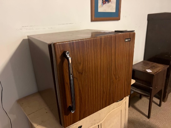 MINI FRIDGE (IT WORKS)
