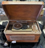 SILVERTONE WOOD CASE RECORD TURN TABLE W/ MICROPHONE