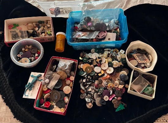 CONTAINER OF VARIOUS BUTTONS