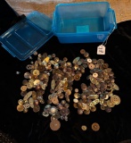 CONTAINER OF METALIZED PLASTIC BUTTONS