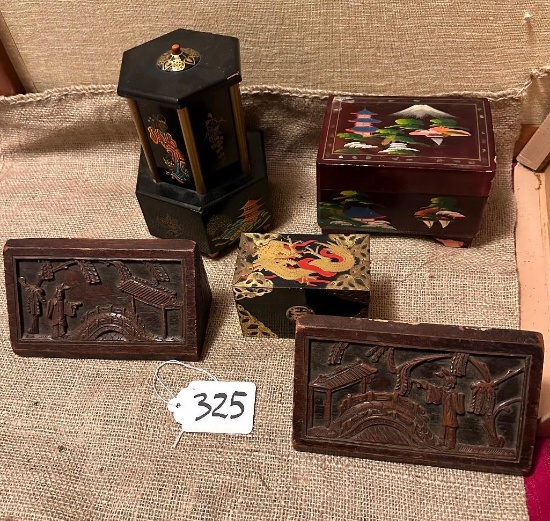 LOT OF WOOD MUSIC BOXES, DECORATIVE BOX & BOOKENDS (DAMAGE TO MIRROR OF MUSIC BOX)