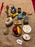 FLAT OF VINTAGE GLASSWARE ITEMS INCLUDING BIRDS, FLUIT, COVERED DISHES & MORE
