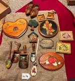 FLAT LOT OF WOODEN ITEMS, SCOOPS, WOODEN SHOES, PLAQUES & MORE