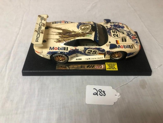 PORSCHE 911 GT1