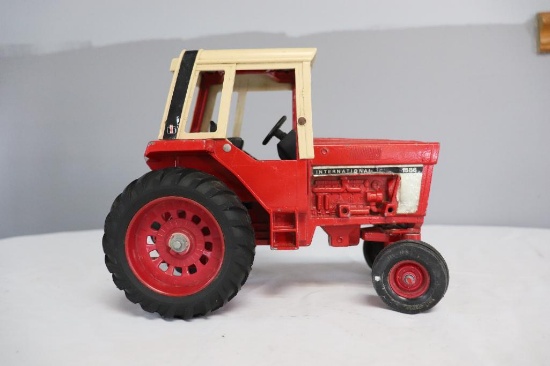 Ertl International 1586 1/16 scale Die-Cast Tractor/w Cab