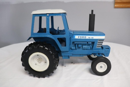 Ertl Ford TW-10 1/12 scale Tractor w/Cab Die-Cast