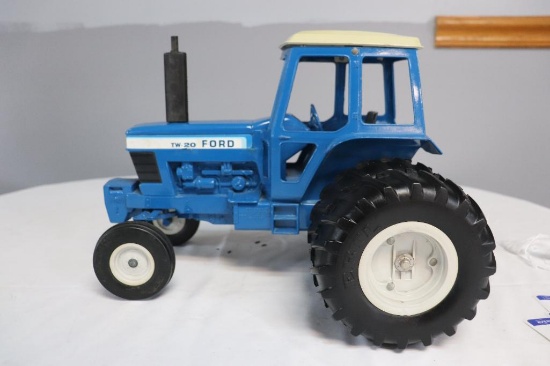 Ertl Ford TW-20 1/12 scale Tractor w Cab and Duals Die-Cast