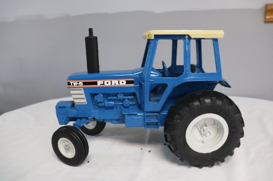 Ertl Ford TW-5 1/12 scale Tractor w/Cab Die-Cast