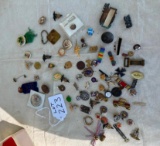 BOX LOT OF VINTAGE MILITARY BUTTONS, PINS, INCLUDING RED CROSS, NURSING AWARDS & MORE