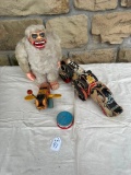 VINTAGE TOY LOT INCLUDING BATTERY GORILLA SOME DAMAGE TO FUR , FISHER PRICE BUZZY BEE & MORE