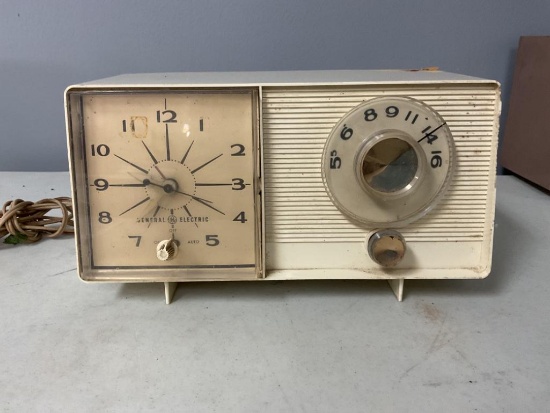 VINTAGE GENERAL ELECTRIC CLOCK RADIO