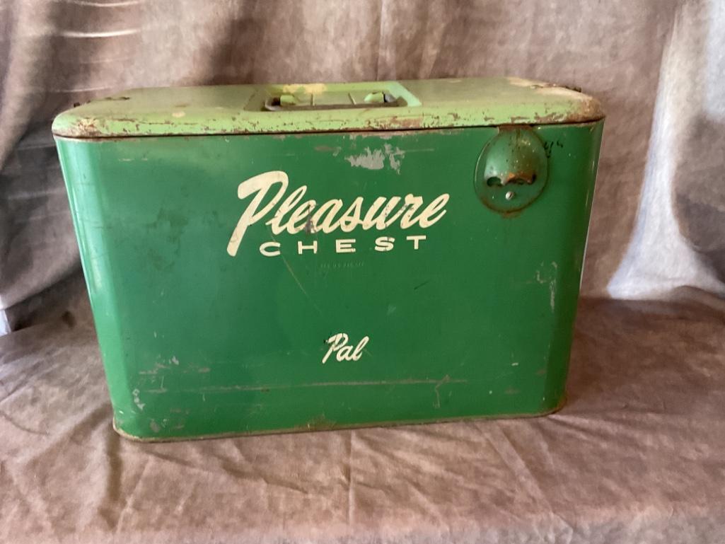 VINTAGE PLEASURE CHEST PAL INSULATED ICE CHEST | Proxibid