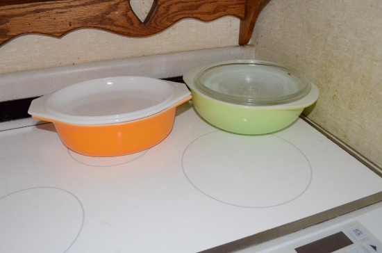 (2) Vintage Pyrex Bowls with lids
