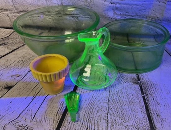 GLOWING GLASS GROUP, URANIUM GLASS & AKRO AGATE SLAG GLASS SCRATCHES & TINY CHIPS TO BOWL