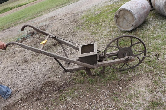 FARMERS FRIEND ONE ROW WALK BEHIND SEEDER