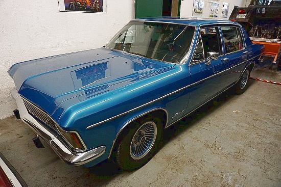 Opel Admiral blue