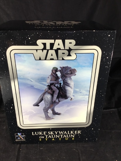 Luke Skywalker tauntan statue