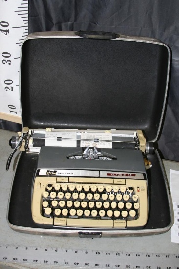 Smith-Corona SCM Classic 12 Manual Typewriter in Hard Travel Case 17" x 12"