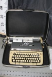 Smith-Corona SCM Classic 12 Manual Typewriter in Hard Travel Case 17