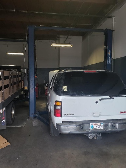 Used Forward 2-Post 9,000 lb Car Lift Asymmetric 1 ph