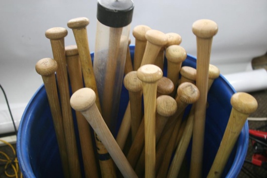 A drum of Louisville Sluggers Engraved such as Frankie Robinson, Mickey Mantle 25 units