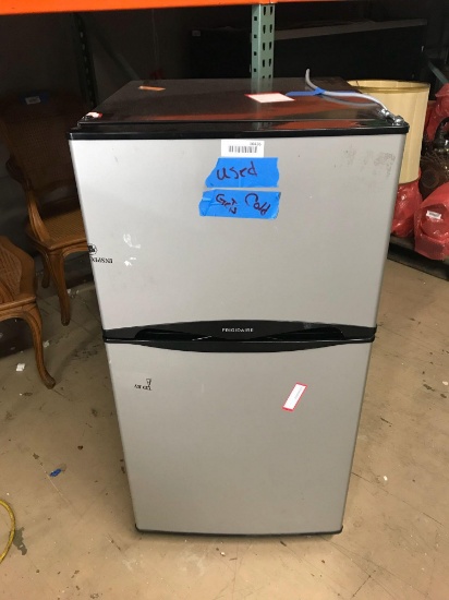 Frigidaire- 4.5 cu ft compact refrigerator FFPS45B3QM SKU;5316113- Tested gets cold