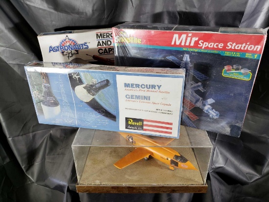 Vintage Space Themed Models - 4 items - 2 Wrapped, 1 Unreconstructed, 1 Completed