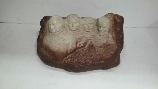 Souvenir Chalkware Figurine Mount Rushmore bt Forrette