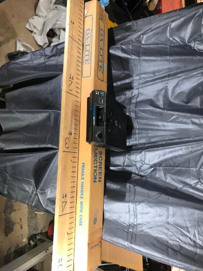 Kodak carousel projector- powers on 5' projector screen