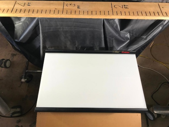 B NOX Acculight Still picture projector- powers on