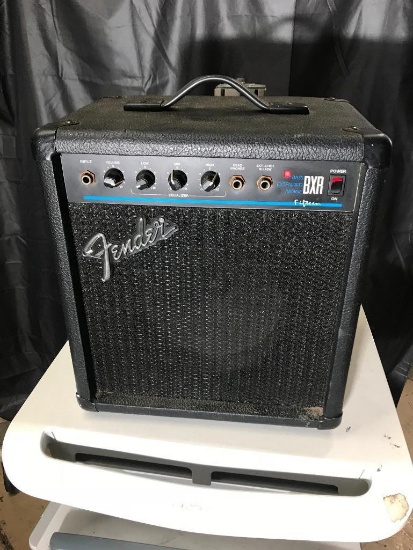 FENDER fifteen- speaker amp BXR- powers on