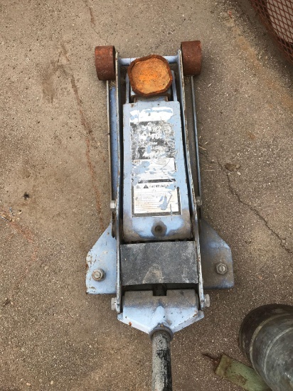 Arcan 3 1/2 Ton Car Jack Location:... Rear Lot