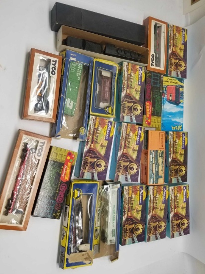 Vintage Ho Scale Atheann Tyco Roundhouse Train Cars
