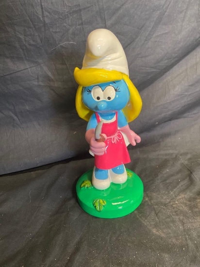 Smurfette with spade
