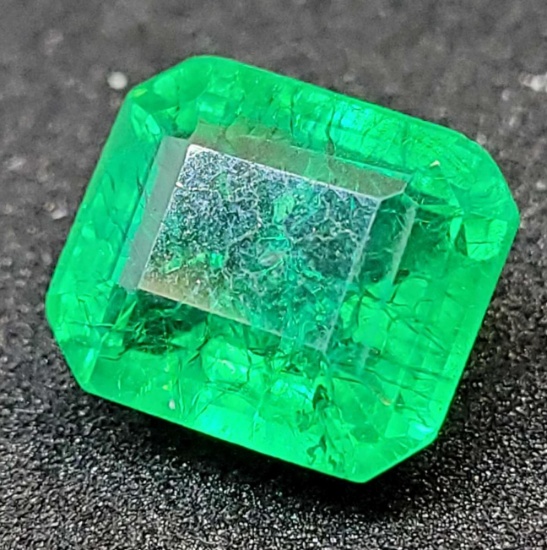 Natural green Emerald cut Emerald 8.47ct gemstone