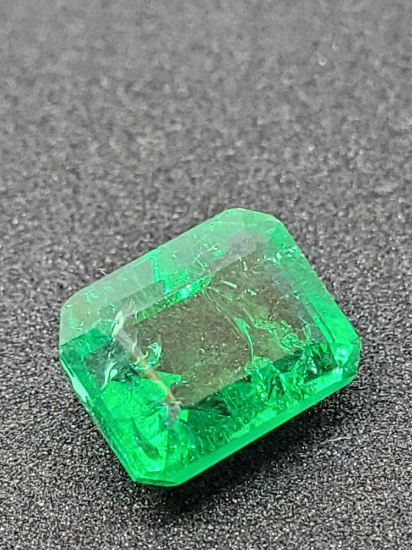 Green Emerald gemstone 9.57ct Emerald cut with gym ID card
