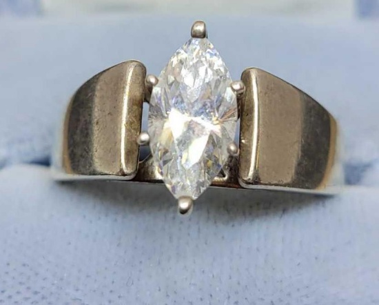 Silver ring with set stone 925
