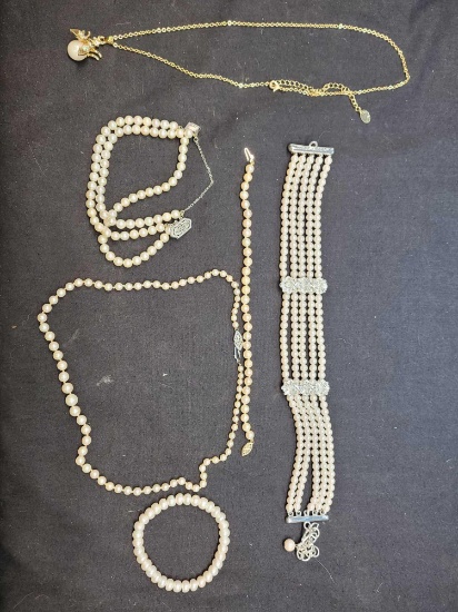 Peral lot, necklaces and bracelet