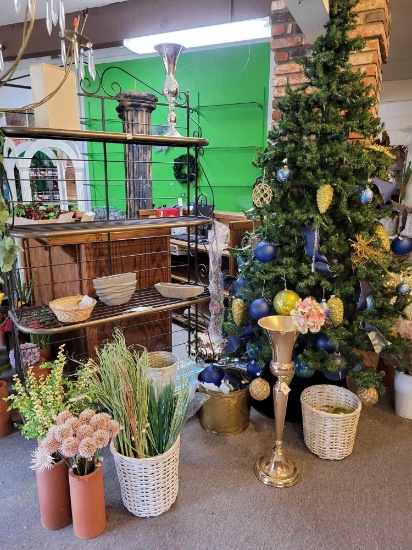 Beautiful Metal Bakers rack w gifts 7 1/2 ft xmas tree w gold &Blue bulbs. Unique chandelier not