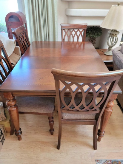 Beautiful table w 2 leafs and 4 chairs w Matching Buffet
