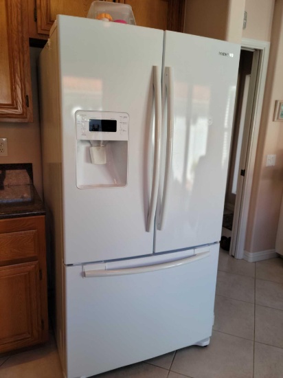 Samsung French style refrigerator w ice water in door