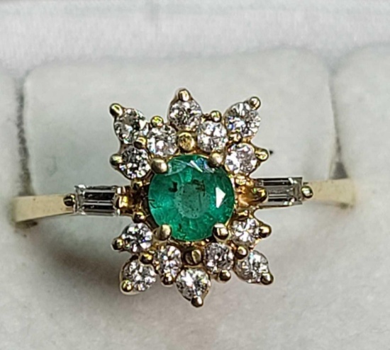 Stunning 14KP Gold Ring With beautiful Set Diamonds and Emerald gemstone