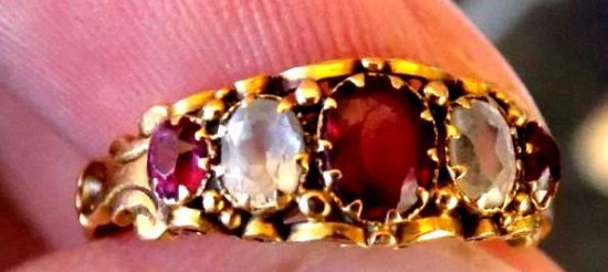 Ruby and white sapphire ring 18 kt yellow gold antique very old 1940s piece 2.5 grams