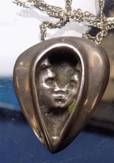 Sterling Silver Antique Necklace And Kissing Pendant Heavy 21.3 Grams