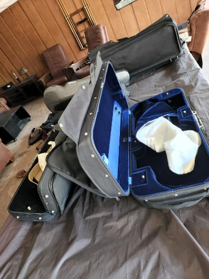 Various Violin Cases and bags Buyer must remove all