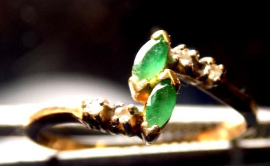 14 kt yellow gold emerald ring with real diamonds very old high end emeralds Columbian greens