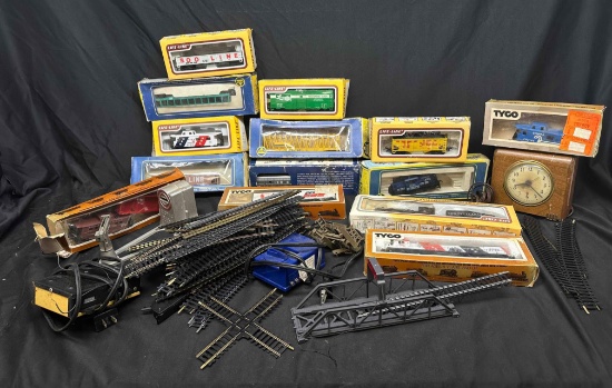 Large Lot of Model Trains and Accessories. Tyco, Lifelike, more