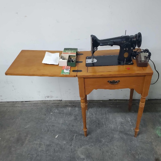Vintage Singer sewing machine with accessories mode lAF990169