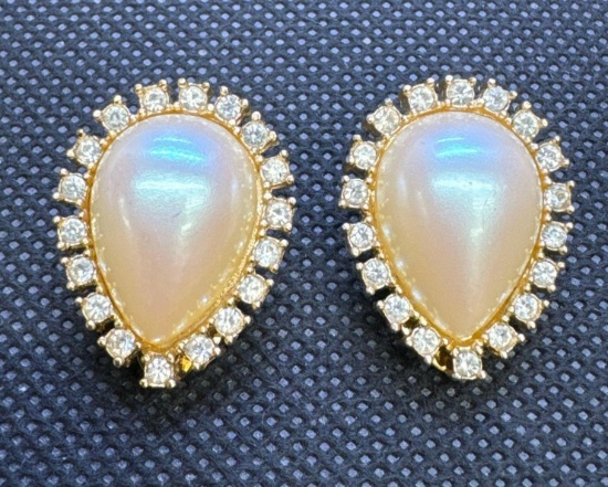 Richelieu Gold Tone Clip On Earrings Beautiful Jewelry